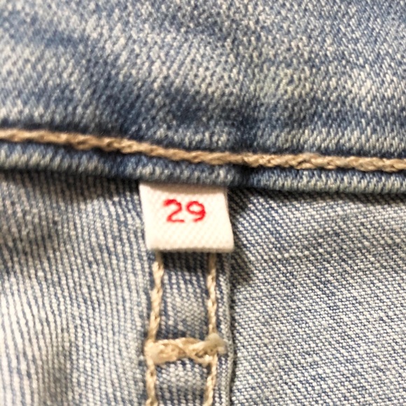 Levi’s Women’s Light Wash Stretch Capri Jeans - 29 - Picture 12 of 16